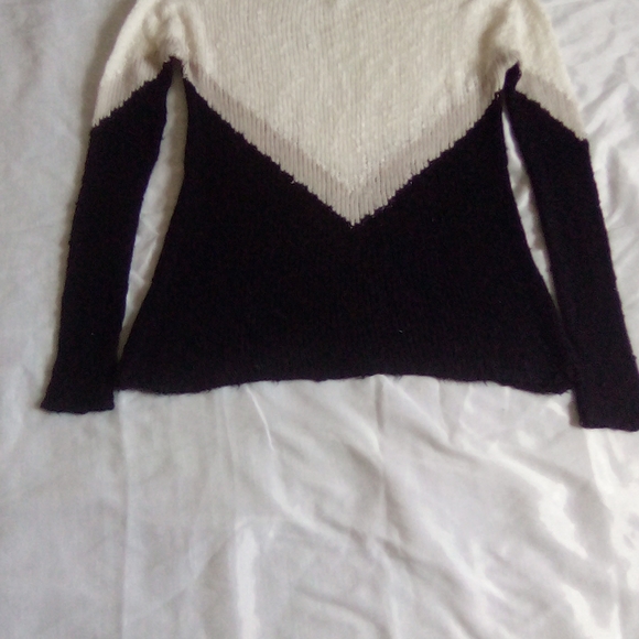 White, Brown and Black sweater - Picture 6 of 6